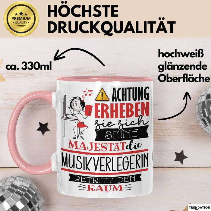 Musikverlegerin Tasse Geschenk Lustiger Spruch Bitte Erheben Sie Sich Seine Majestät Die Musikverlegerin Betritt Den Raum Rosa Trendation