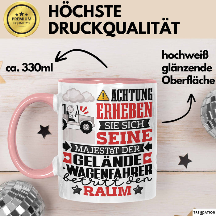 Geländewagenfahrer Geschenk Tasse Lustiger Spruch Erheben Sie Sich Der Geländewagenfahrer Betritt den Raum Rosa Trendation