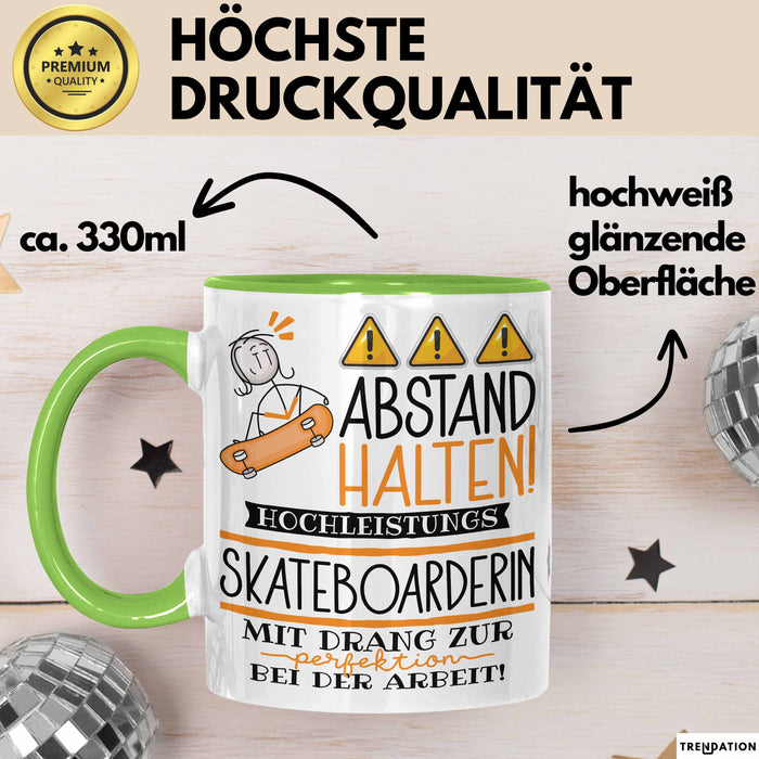 Skateboarderin Tasse Geschenk Lustig Abstand Halten Hochleistungs-Skateboarderin Mit Drang Zur Perfektion Bei Der Arbeit Grün Trendation