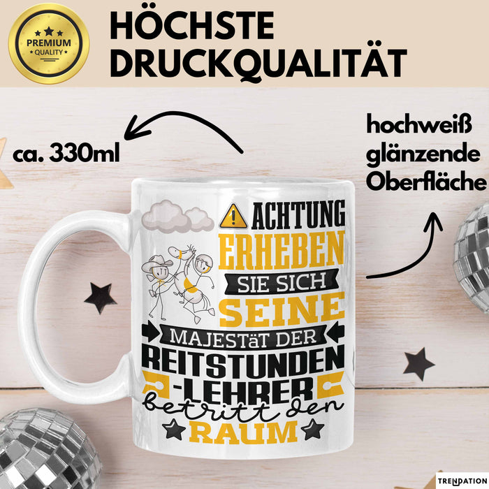 Reitstundenlehrer Geschenk Tasse Lustiger Spruch Erheben Sie Sich Der Reitstundenlehrer Betritt den Raum Weiß Trendation