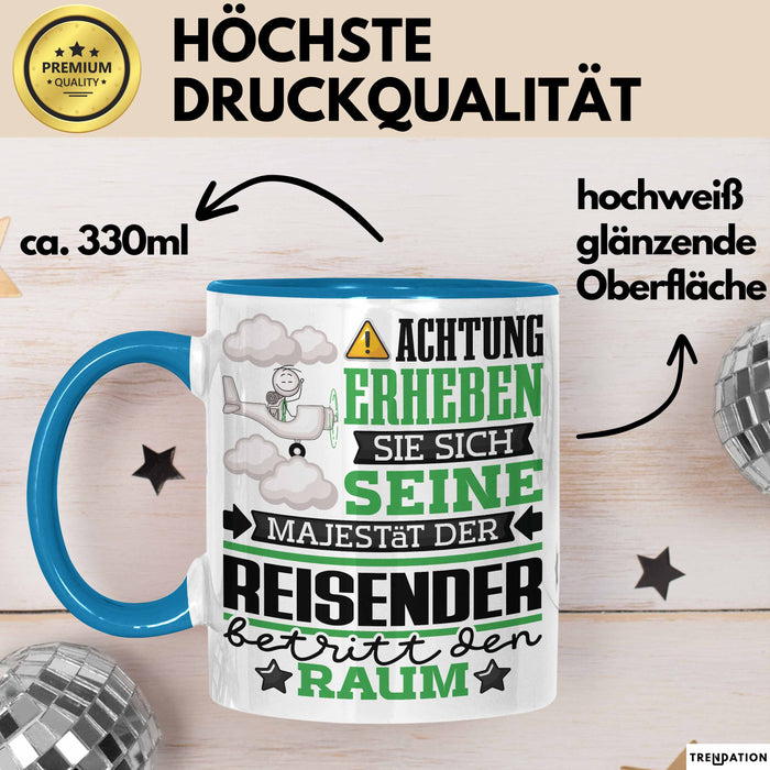 Reisender Geschenk Tasse Lustiger Spruch Erheben Sie Sich Der Reisender Betritt den Raum Blau Trendation