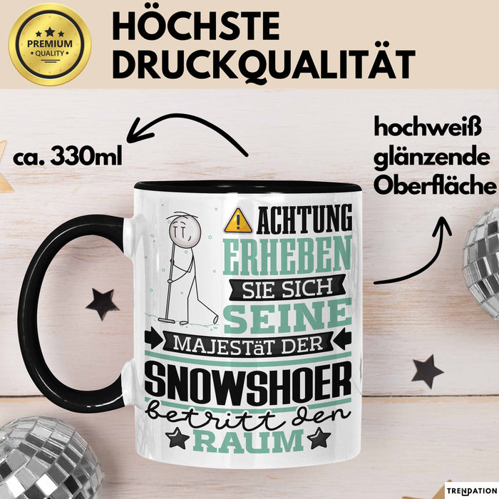 Snowshoer Geschenk Tasse Lustiger Spruch Erheben Sie Sich Der Snowshoer Betritt den Raum Schwarz Trendation