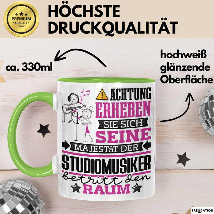 Studiomusiker Geschenk Tasse Lustiger Spruch Erheben Sie Sich Der Studiomusiker Betritt den Raum Grün Trendation