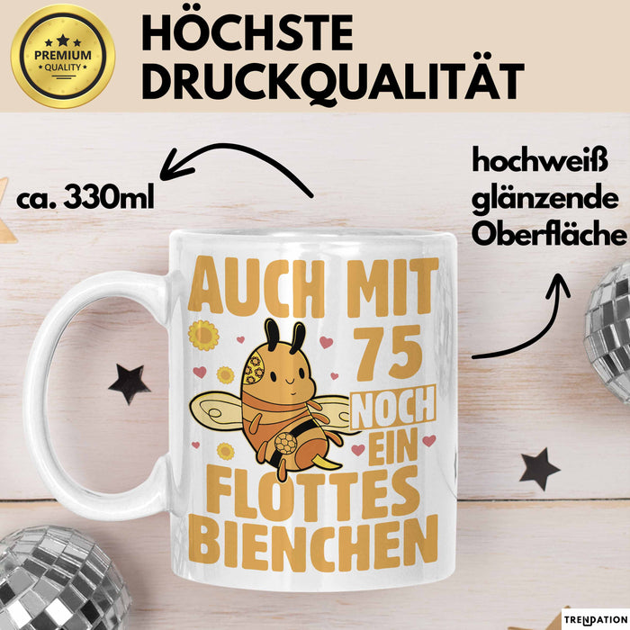 75. Geburtstag Tasse Geschenk Frauen Mutter Lustig Auch mit 75 Noch Ein Flottes Bienchen Kaffee-Becher Weiß Trendation