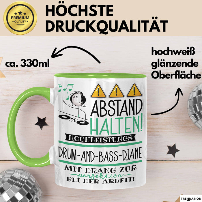 Drum-and-Bass-DJane Tasse Geschenk Lustig Abstand Halten Hochleistungs-Drum-and-Bass-DJane Mit Drang Zur Perfektion Bei Der Arbeit Grün Trendation