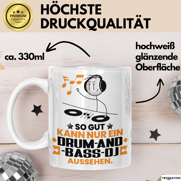 Drum-and-Bass-DJ Geschenk Tasse So Gut Kann Nur Ein Drum-and-Bass-DJ Aussehen Geschenkidee Kaffee-Becher Weiß Trendation