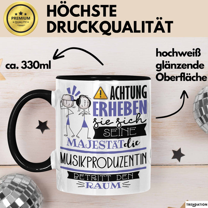 Musikproduzentin Tasse Geschenk Lustiger Spruch Bitte Erheben Sie Sich Seine Majestät Die Musikproduzentin Betritt Den Raum Schwarz Trendation