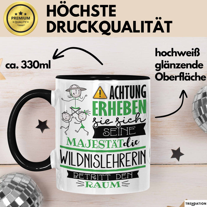 Wildnislehrerin Tasse Geschenk Lustiger Spruch Bitte Erheben Sie Sich Seine Majestät Die Wildnislehrerin Betritt Den Raum Schwarz Trendation