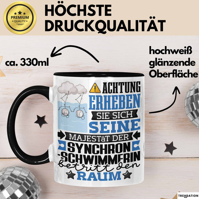 Synchronschwimmerin Geschenk Tasse Lustiger Spruch Erheben Sie Sich Der Synchronschwimmerin Betritt den Raum Schwarz Trendation