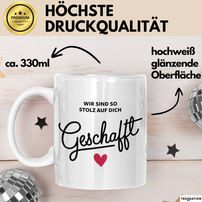 Schüler Abschluss Tasse Geschenk Lustige Geschenkidee Spruch Wir Sind So Stolz Auf Dich Geschafft Weiß Trendation