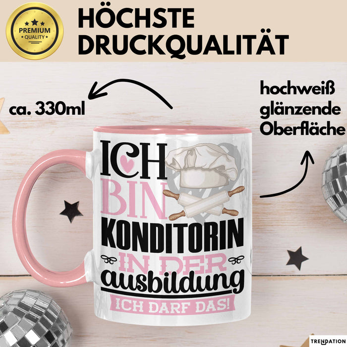 Konditorin Ausbildung Start Geschenk Tasse Ich Bin Konditorin In Der Ausbildung Ich Darf Das Kaffee-Becher Geschenkidee Rosa Trendation