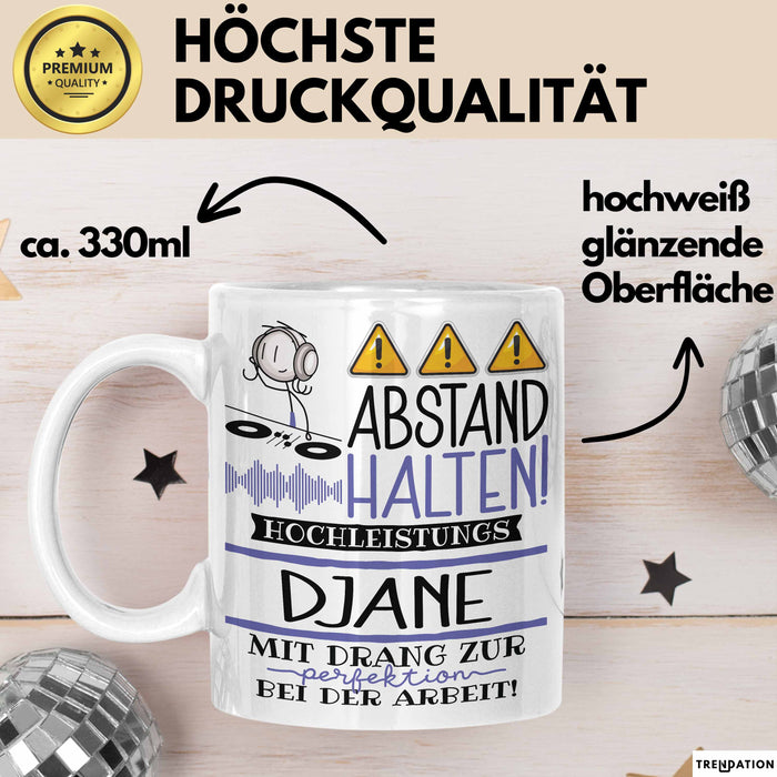 DJane Tasse Geschenk Lustig Abstand Halten Hochleistungs-DJane Mit Drang Zur Perfektion Bei Der Arbeit Weiß Trendation