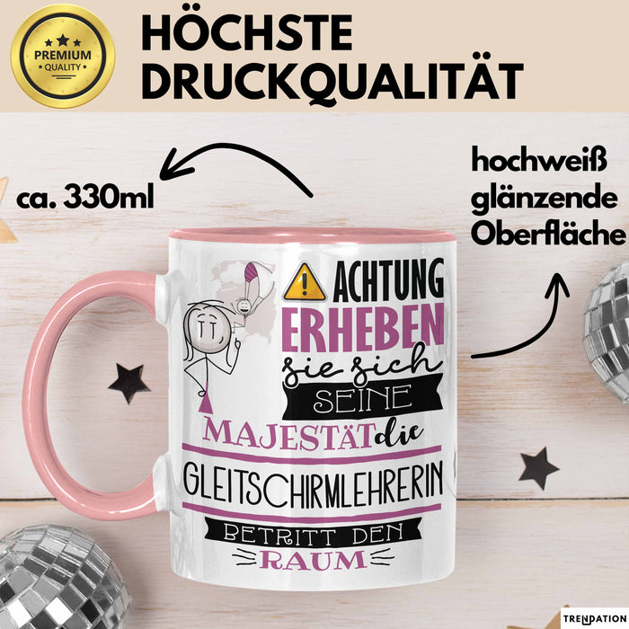 Gleitschirmlehrerin Tasse Geschenk Lustiger Spruch Bitte Erheben Sie Sich Seine Majestät Die Gleitschirmlehrerin Betritt Den Raum Rosa Trendation