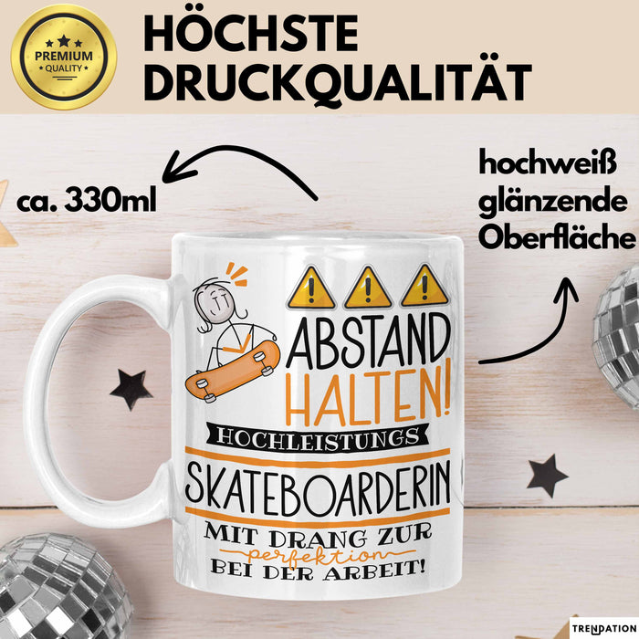 Skateboarderin Tasse Geschenk Lustig Abstand Halten Hochleistungs-Skateboarderin Mit Drang Zur Perfektion Bei Der Arbeit Weiß Trendation