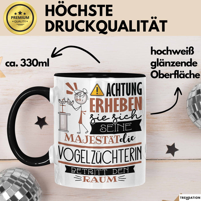 Vogelzüchterin Tasse Geschenk Lustiger Spruch Bitte Erheben Sie Sich Seine Majestät Die Vogelzüchterin Betritt Den Raum Schwarz Trendation