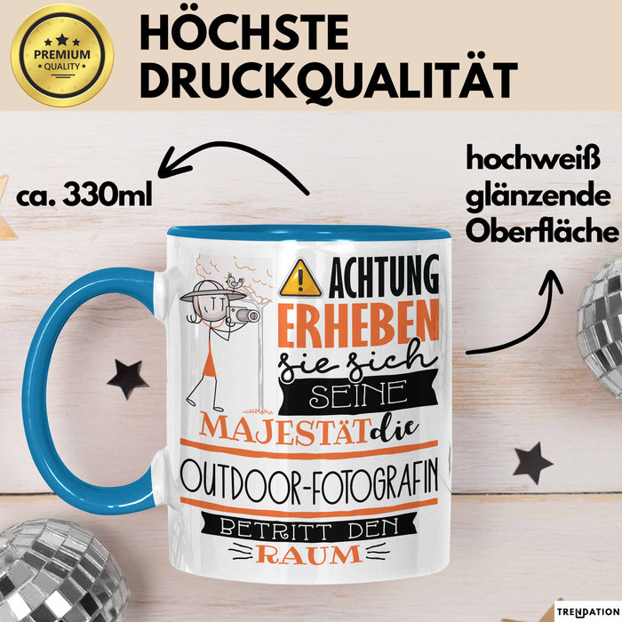Outdoor-Fotografin Tasse Geschenk Lustiger Spruch Bitte Erheben Sie Sich Seine Majestät Die Outdoor-Fotografin Betritt Den Raum Blau Trendation