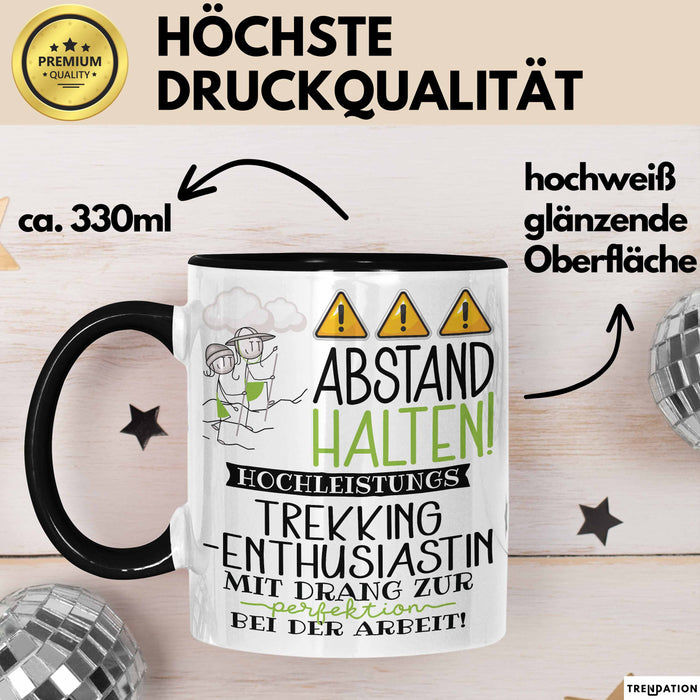 Trekking-Enthusiastin Tasse Geschenk Lustig Abstand Halten Hochleistungs-Trekking-Enthusiastin Mit Drang Zur Perfektion Bei Der Arbeit Trendation