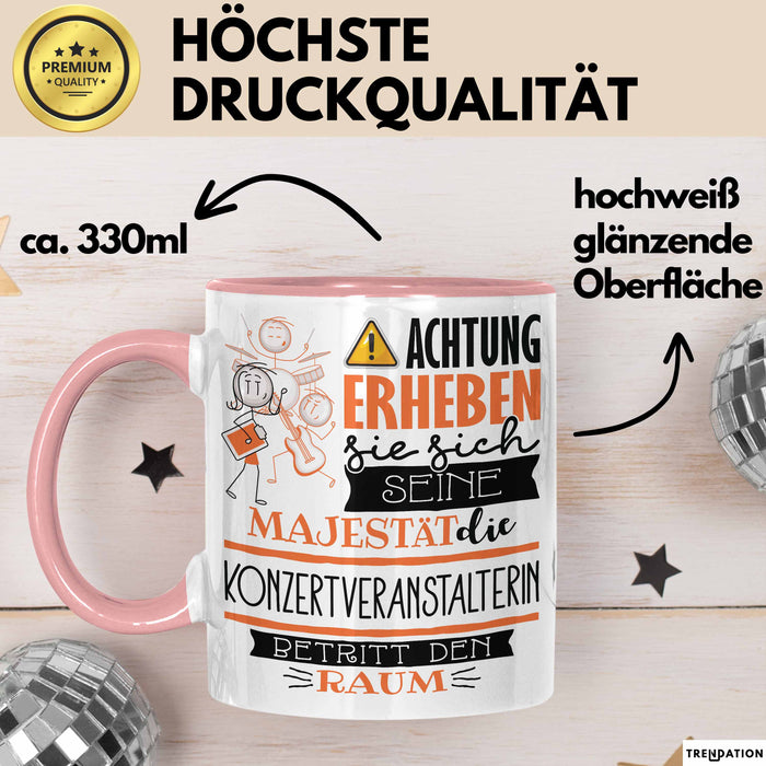 Konzertveranstalterin Tasse Geschenk Lustiger Spruch Bitte Erheben Sie Sich Seine Majestät Die Konzertveranstalterin Betritt Den Raum Rosa Trendation