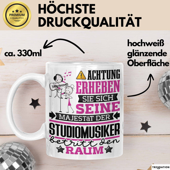 Studiomusiker Geschenk Tasse Lustiger Spruch Erheben Sie Sich Der Studiomusiker Betritt den Raum Weiß Trendation