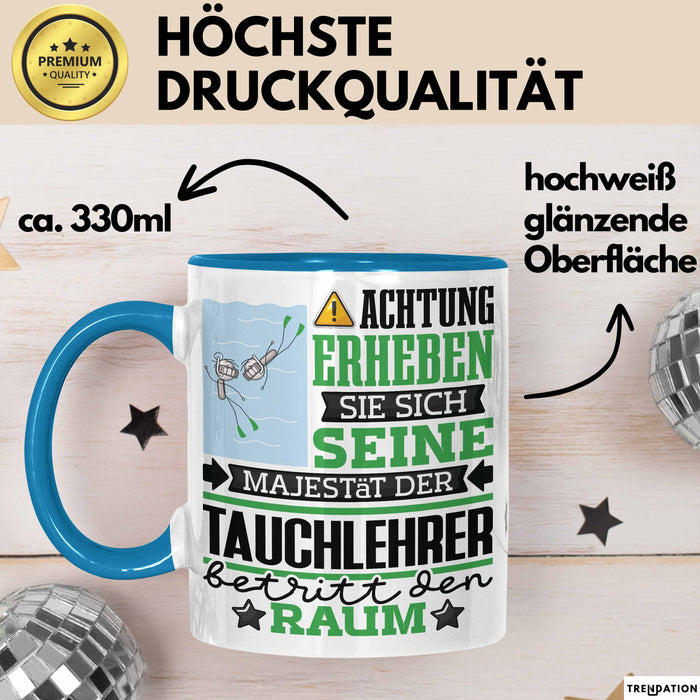 Tauchlehrer Geschenk Tasse Lustiger Spruch Erheben Sie Sich Der Tauchlehrer Betritt den Raum Blau Trendation