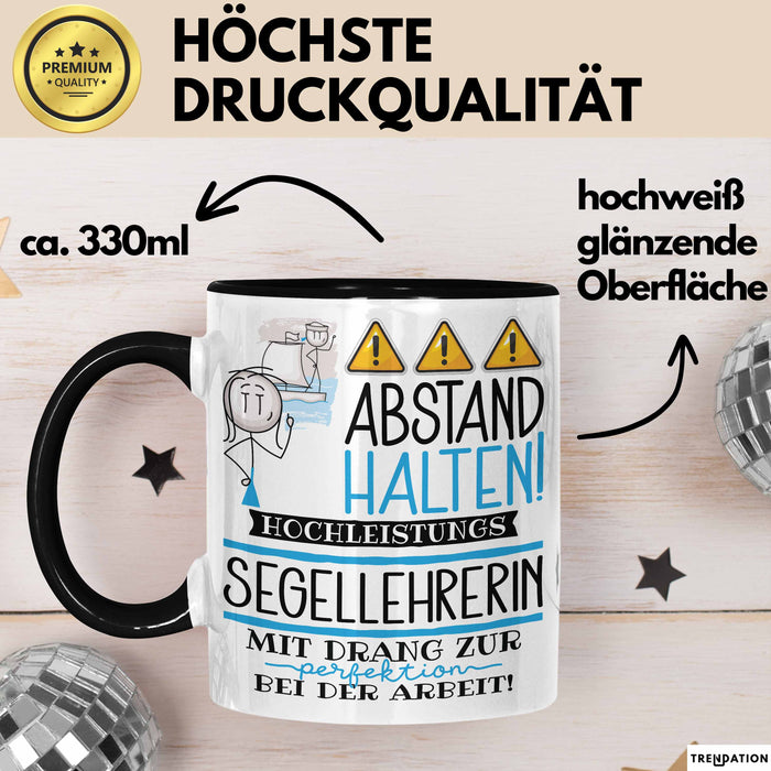Segellehrerin Tasse Geschenk Lustig Abstand Halten Hochleistungs-Segellehrerin Mit Drang Zur Perfektion Bei Der Arbeit Trendation