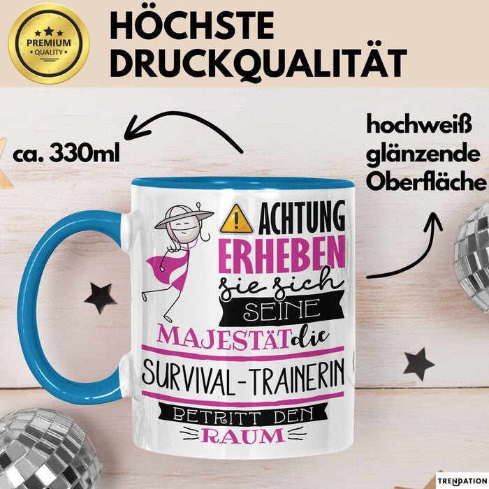 Survival-Trainerin Tasse Geschenk Lustiger Spruch Bitte Erheben Sie Sich Seine Majestät Die Survival-Trainerin Betritt Den Raum Blau Trendation