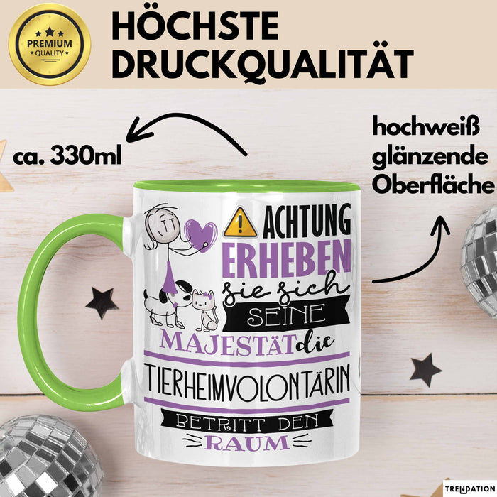 Tierheimvolontärin Tasse Geschenk Lustiger Spruch Bitte Erheben Sie Sich Seine Majestät Die Tierheimvolontärin Betritt Den Raum Grün Trendation