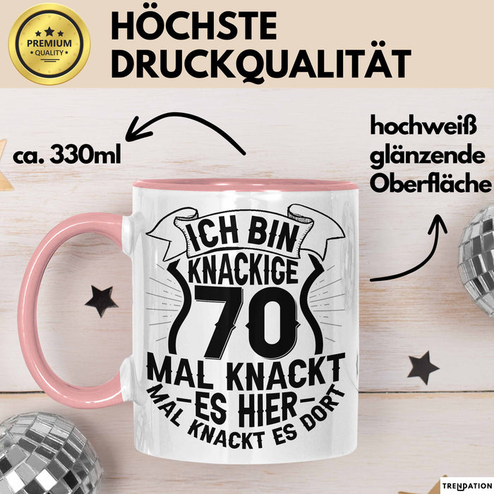 70er Geburtstag Geschenk Männer Frauen Ich Bin Knackige 70 Tasse Geschenkidee Lustiger Spruch Opa 70. Geburtstag Kaffee-Becher Rosa Trendation