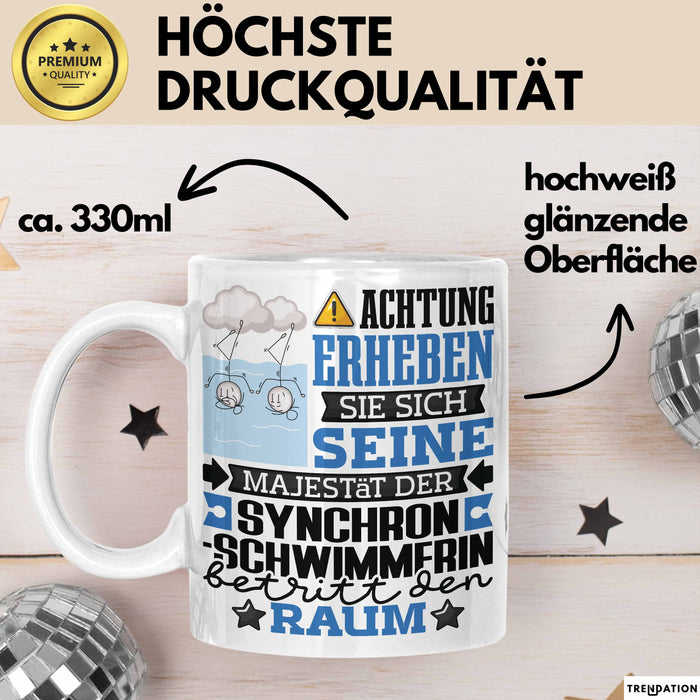 Synchronschwimmerin Geschenk Tasse Lustiger Spruch Erheben Sie Sich Der Synchronschwimmerin Betritt den Raum Weiß Trendation