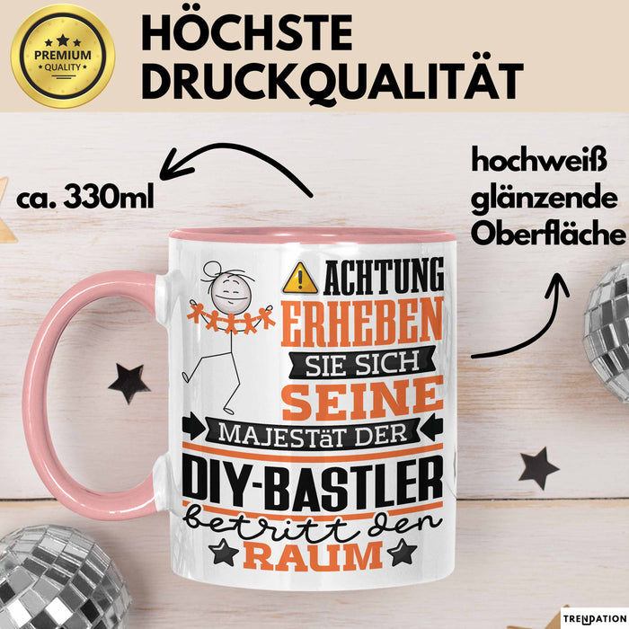 DIY-Bastler Geschenk Tasse Lustiger Spruch Erheben Sie Sich Der DIY-Bastler Betritt den Raum Rosa Trendation