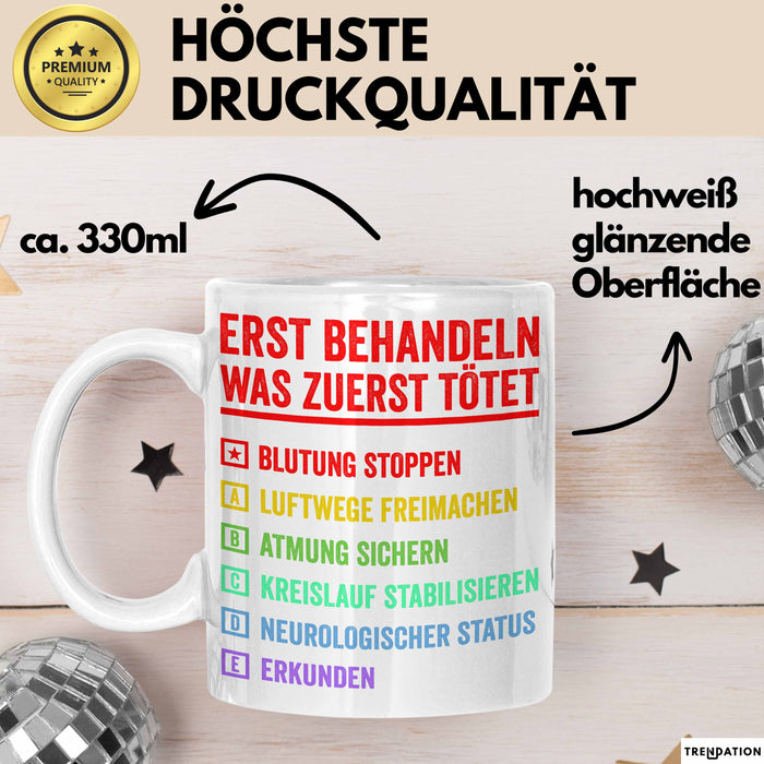 Rettungsdienst Notfallsanitäter Tasse Geschenk Lustige Geschenkidee Spruch Erst Behandeln Was Zuerst Tötet Weiß Trendation
