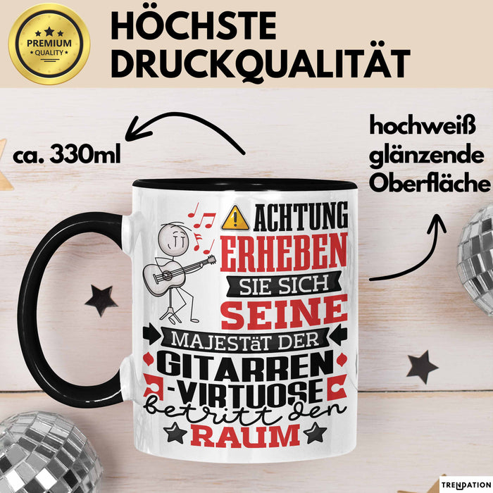 Gitarrenvirtuose Geschenk Tasse Lustiger Spruch Erheben Sie Sich Der Gitarrenvirtuose Betritt den Raum Schwarz Trendation