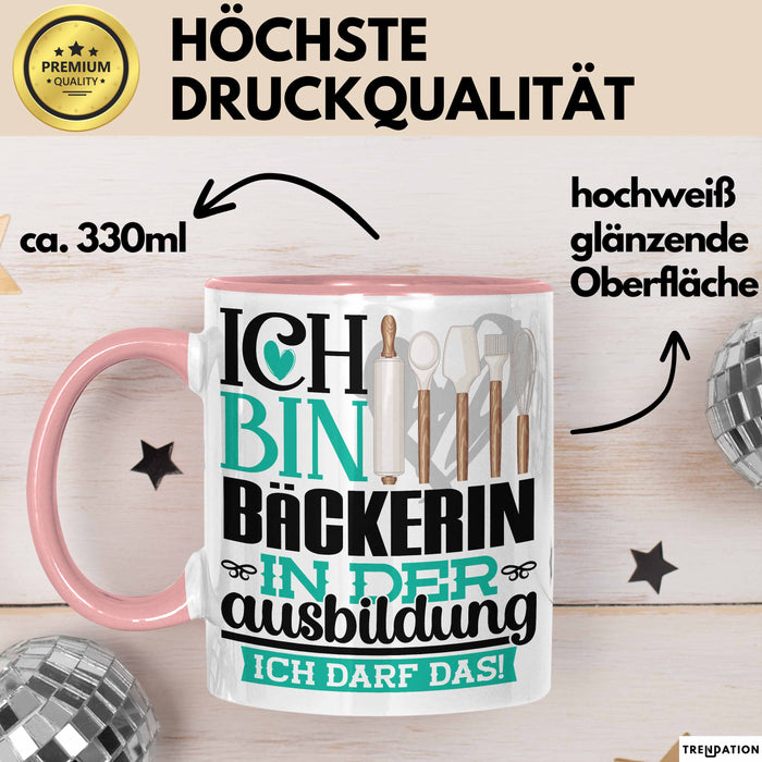 Bäckerin Ausbildung Start Geschenk Tasse Ich Bin Bäckerin In Der Ausbildung Ich Darf Das Kaffee-Becher Geschenkidee Rosa Trendation