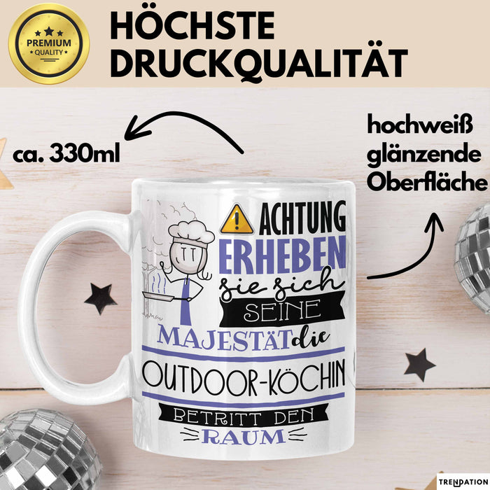 Outdoor-Köchin Tasse Geschenk Lustiger Spruch Bitte Erheben Sie Sich Seine Majestät Die Outdoor-Köchin Betritt Den Raum Weiß Trendation