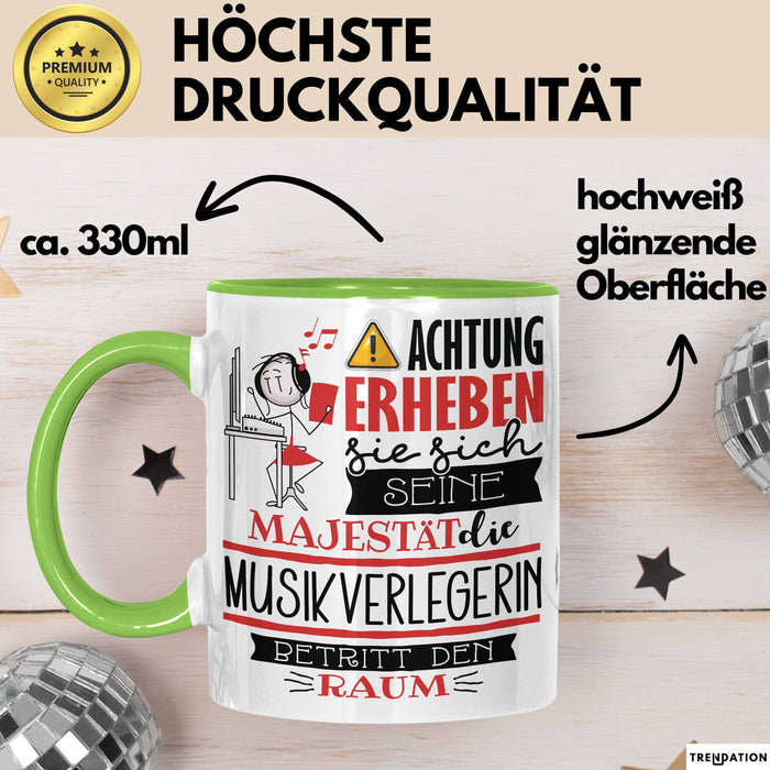 Musikverlegerin Tasse Geschenk Lustiger Spruch Bitte Erheben Sie Sich Seine Majestät Die Musikverlegerin Betritt Den Raum Grün Trendation