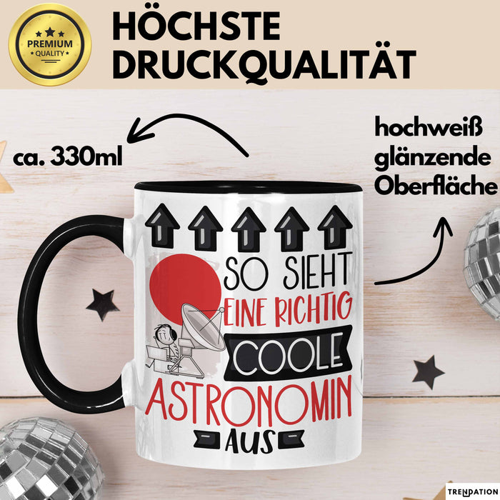 Astronomin Geschenk Tasse Geschenkidee für Astronomin Geburtstag Weihnachten Spruch So Sieht Eine Richtig Coole Astronomin Aus Kaffee-Becher Schwarz Trendation