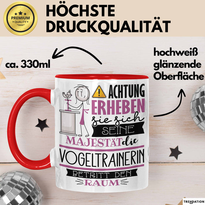 Vogeltrainerin Tasse Geschenk Lustiger Spruch Bitte Erheben Sie Sich Seine Majestät Die Vogeltrainerin Betritt Den Raum Rot Trendation