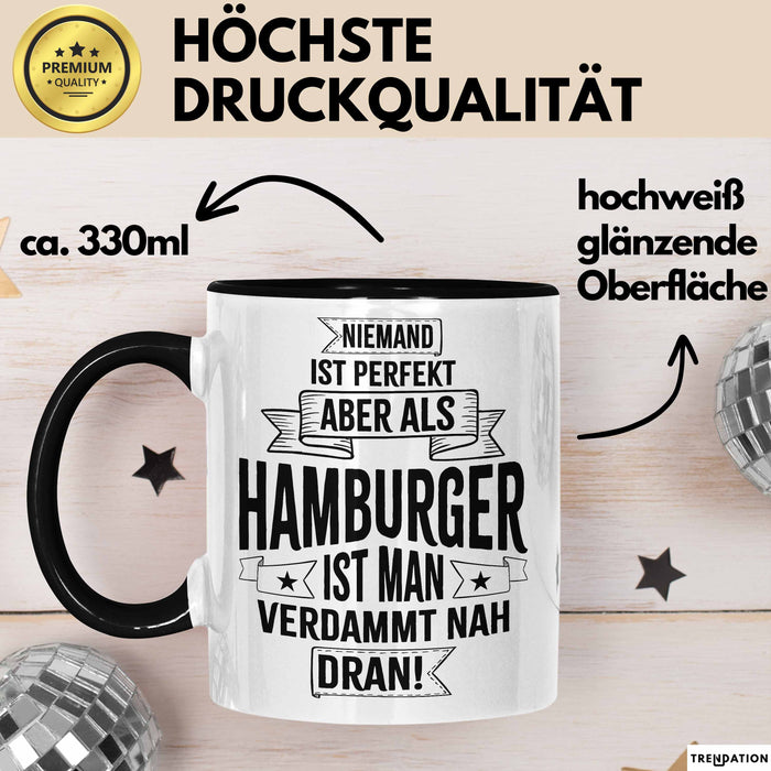 Hamburg Tasse Fan Hamburger Geschenkidee Spruch Niemand Ist Perfekt Aber Als Hamburger Ist Man Verdammt Nah Dran Kaffee-Becher Schwarz Trendation