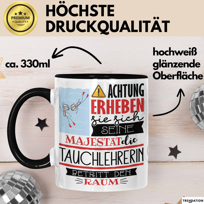 Tauchlehrerin Tasse Geschenk Lustiger Spruch Bitte Erheben Sie Sich Seine Majestät Die Tauchlehrerin Betritt Den Raum Schwarz Trendation