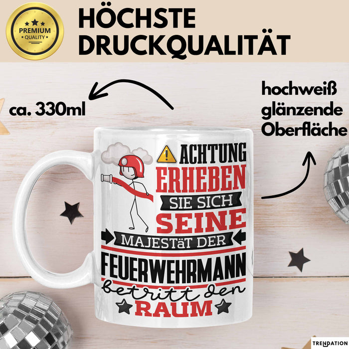 Feuerwehrmann Geschenk Tasse Lustiger Spruch Erheben Sie Sich Der Feuerwehrmann Betritt den Raum Weiß Trendation