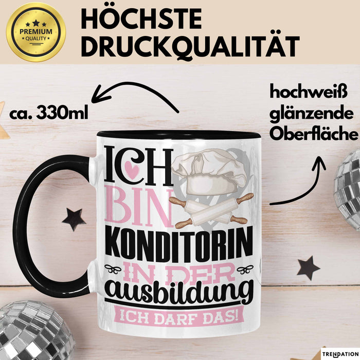 Konditorin Ausbildung Start Geschenk Tasse Ich Bin Konditorin In Der Ausbildung Ich Darf Das Kaffee-Becher Geschenkidee Schwarz Trendation