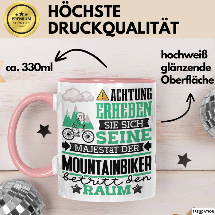 Mountainbiker Geschenk Tasse Lustiger Spruch Erheben Sie Sich Der Mountainbiker Betritt den Raum Rosa Trendation