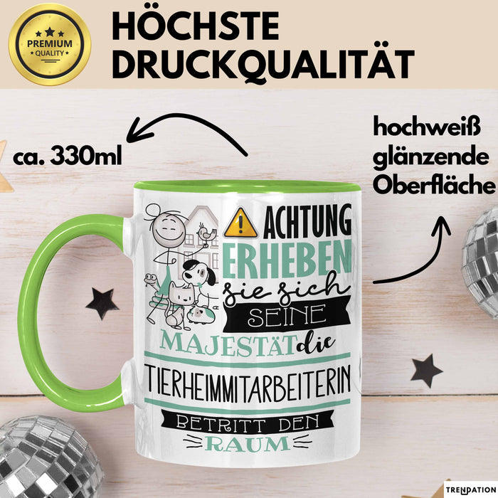 Tierheimmitarbeiterin Tasse Geschenk Lustiger Spruch Bitte Erheben Sie Sich Seine Majestät Die Tierheimmitarbeiterin Betritt Den Raum Grün Trendation