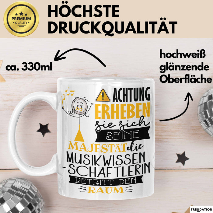 Musikwissenschaftlerin Tasse Geschenk Lustiger Spruch Bitte Erheben Sie Sich Seine Majestät Die Musikwissenschaftlerin Betritt Den Raum Weiß Trendation