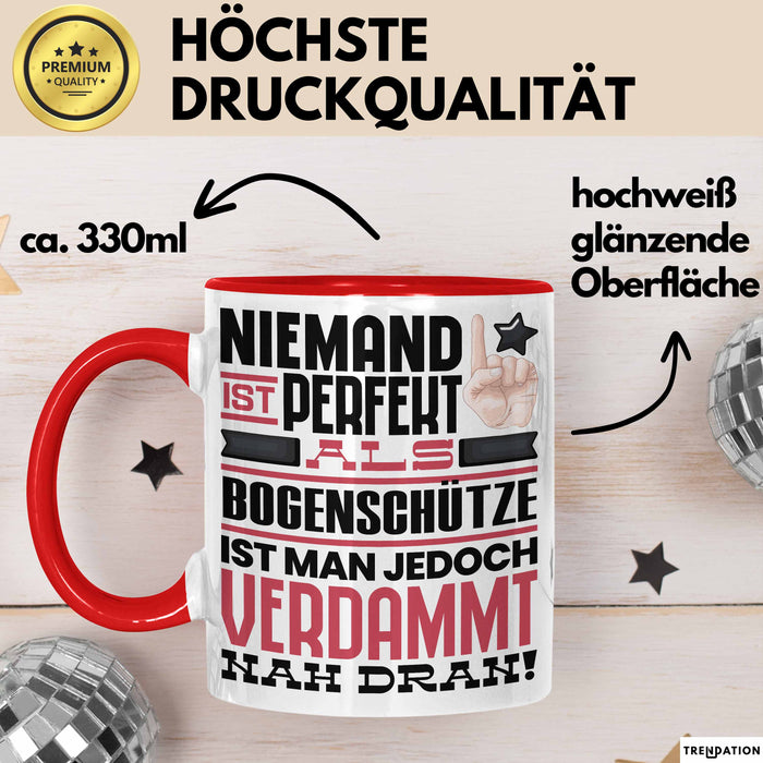 Bogenschütze Geschenk Tasse Lustige Geschenkidee für Bogenschütze Geburtstag Kaffee-Becher Niemand Ist Perfekt Aber Als Bogenschütze Ist Man Nah Dran Rot Trendation
