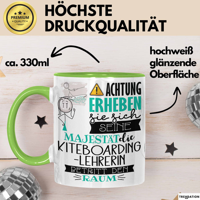 Kiteboarding-Lehrerin Tasse Geschenk Lustiger Spruch Bitte Erheben Sie Sich Seine Majestät Die Kiteboarding-Lehrerin Betritt Den Raum Grün Trendation