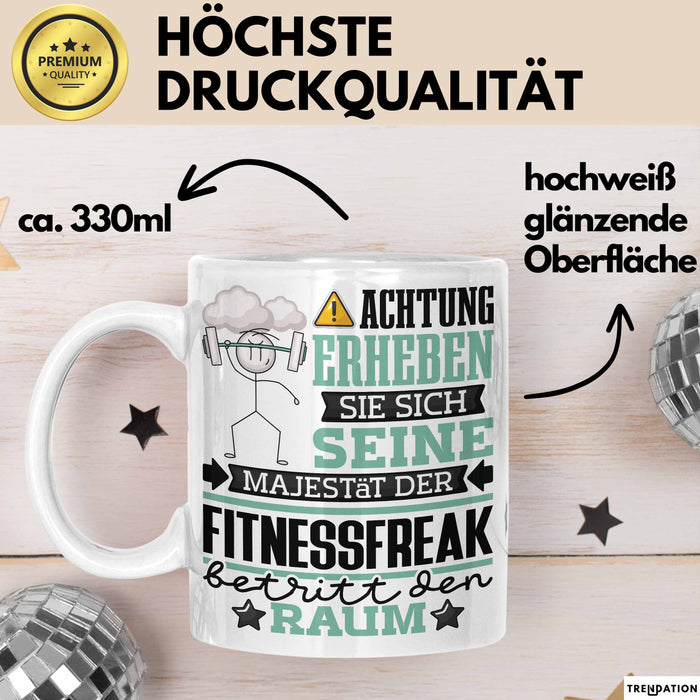 Fitnessfreak Geschenk Tasse Lustiger Spruch Erheben Sie Sich Der Fitnessfreak Betritt den Raum Weiß Trendation