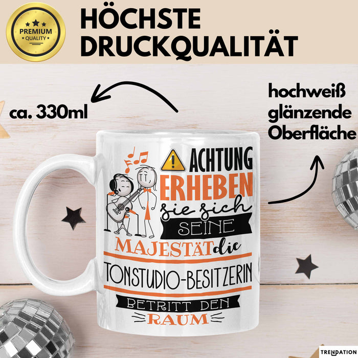 Tonstudio-Besitzerin Tasse Geschenk Lustiger Spruch Bitte Erheben Sie Sich Seine Majestät Die Tonstudio-Besitzerin Betritt Den Raum Weiß Trendation