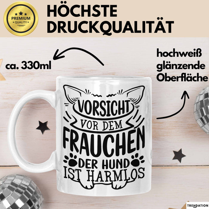 Frauchen Tasse Geschenk Hundebesitzerin Spruch Geschenkidee Kaffee-Becher Hunde Besitzerin Vorsicht Vor Dem Frauchen Der Hund Ist Harmlos Weiß Trendation
