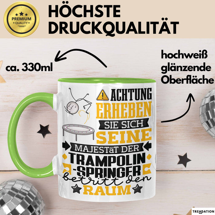 Trampolinspringer Geschenk Tasse Lustiger Spruch Erheben Sie Sich Der Trampolinspringer Betritt den Raum Grün Trendation